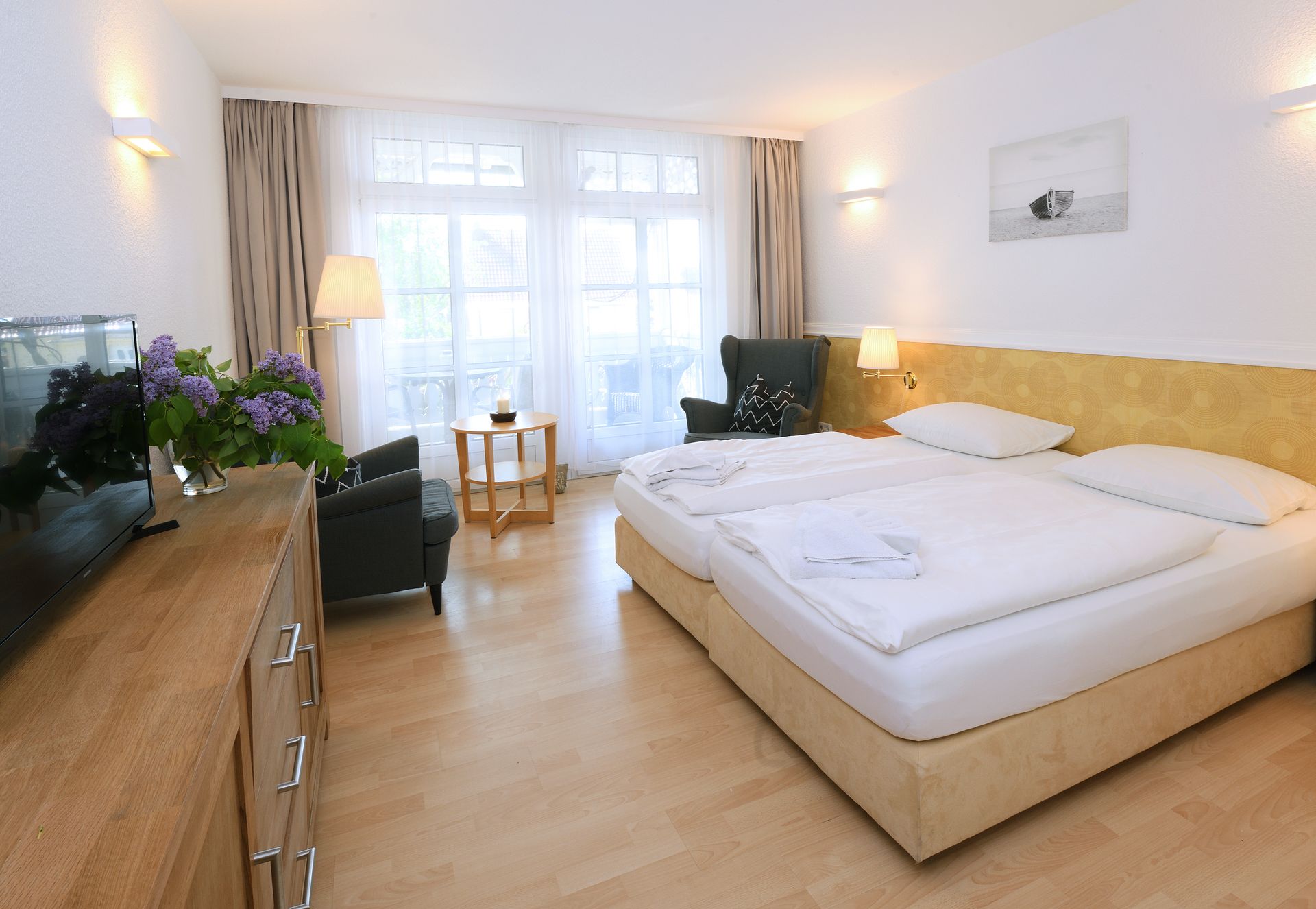 Doppelzimmer Standard mit zwei Betten und einem Stuhl
