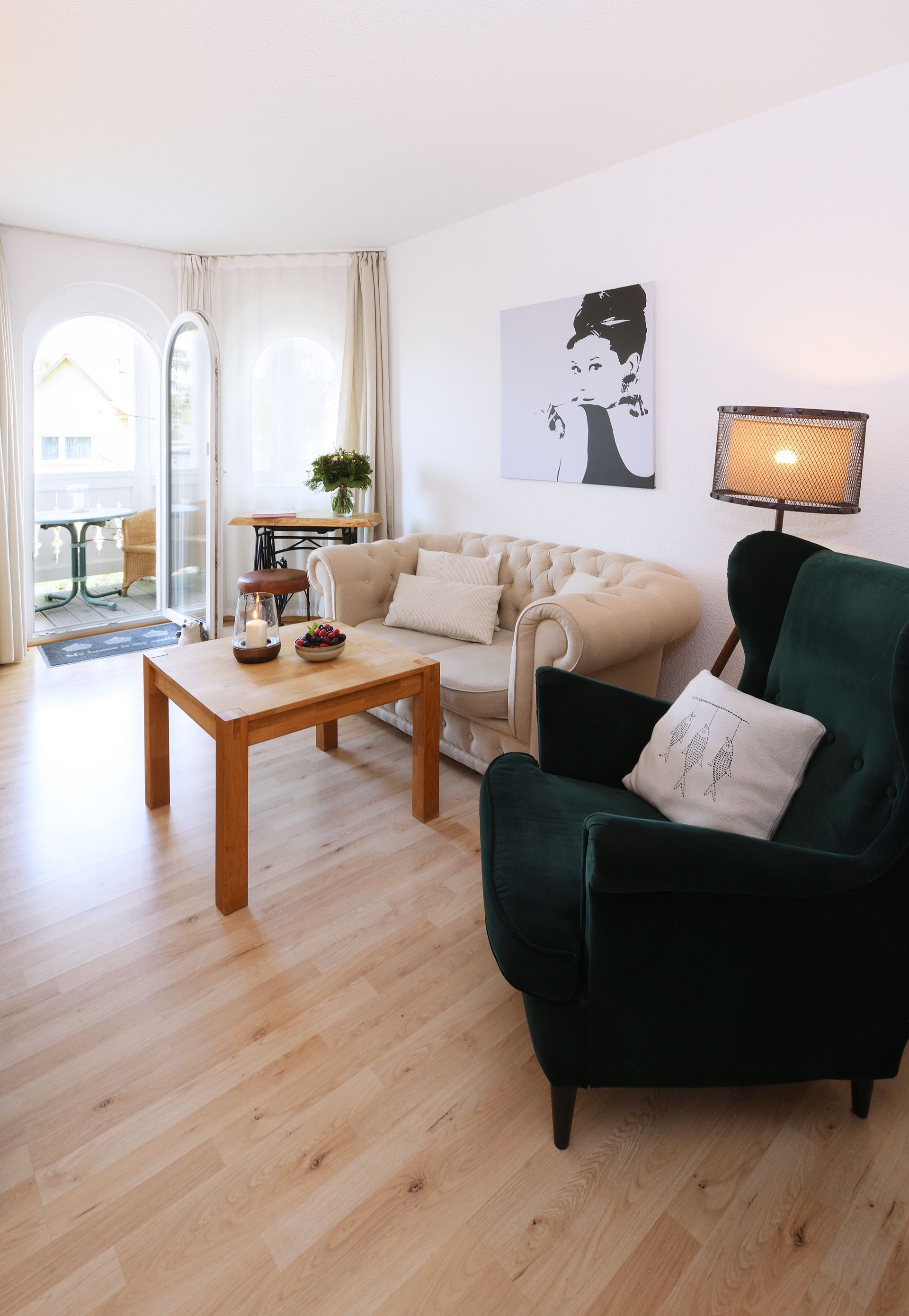 Ein Wohnzimmer mit einer Couch, einem Sessel und einem Couchtisch