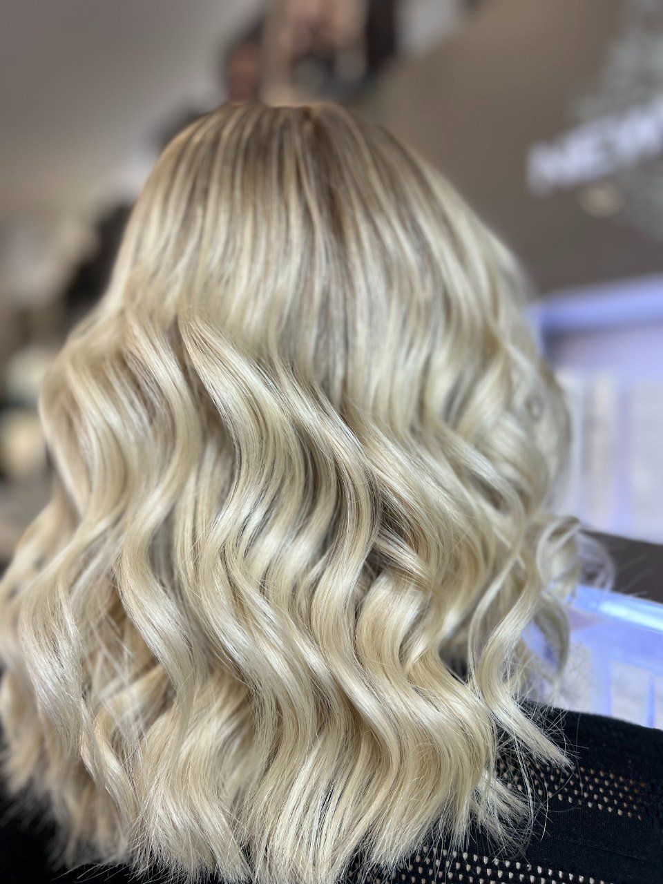 Frisch gestylte blonde Haare