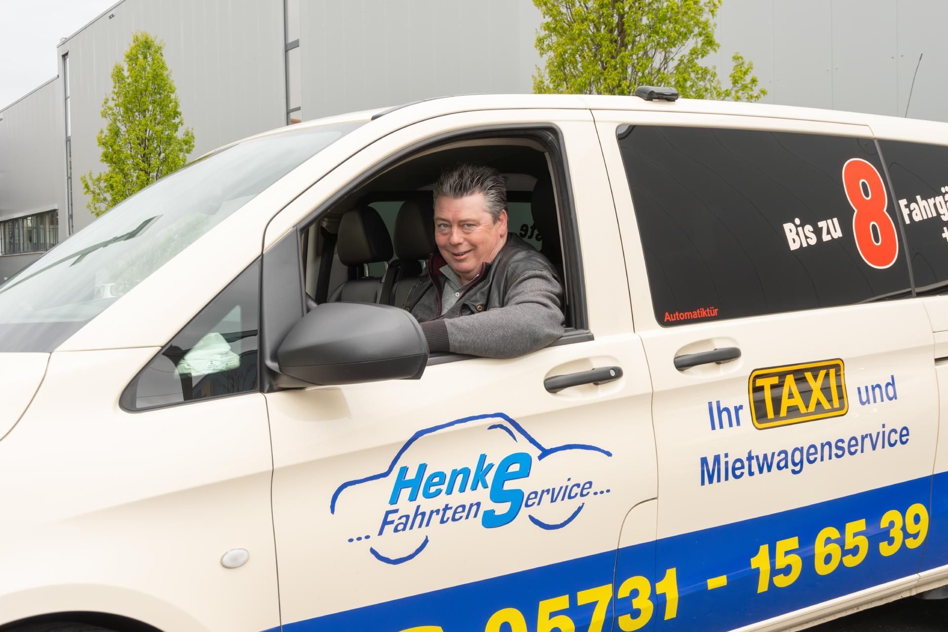 Geschäftsführer von Henke Fahrtenservice sitzt in einem Taxi