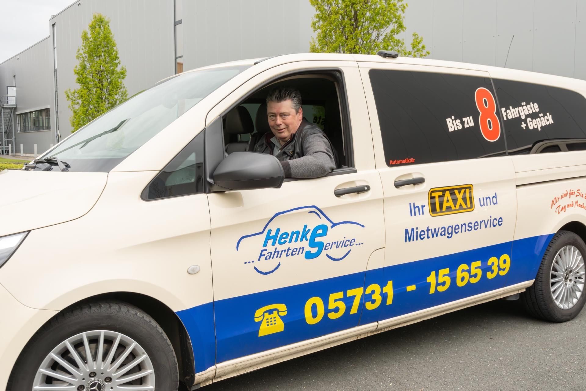 Taxen von Henke Fahrtenservice stehen vor einem Gebäude