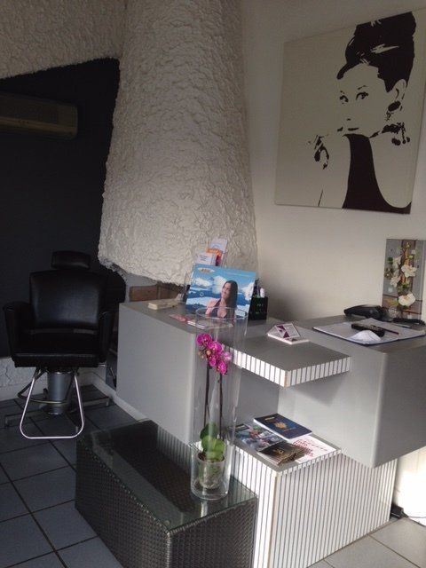 Intérieur du salon, comptoir d'accueil