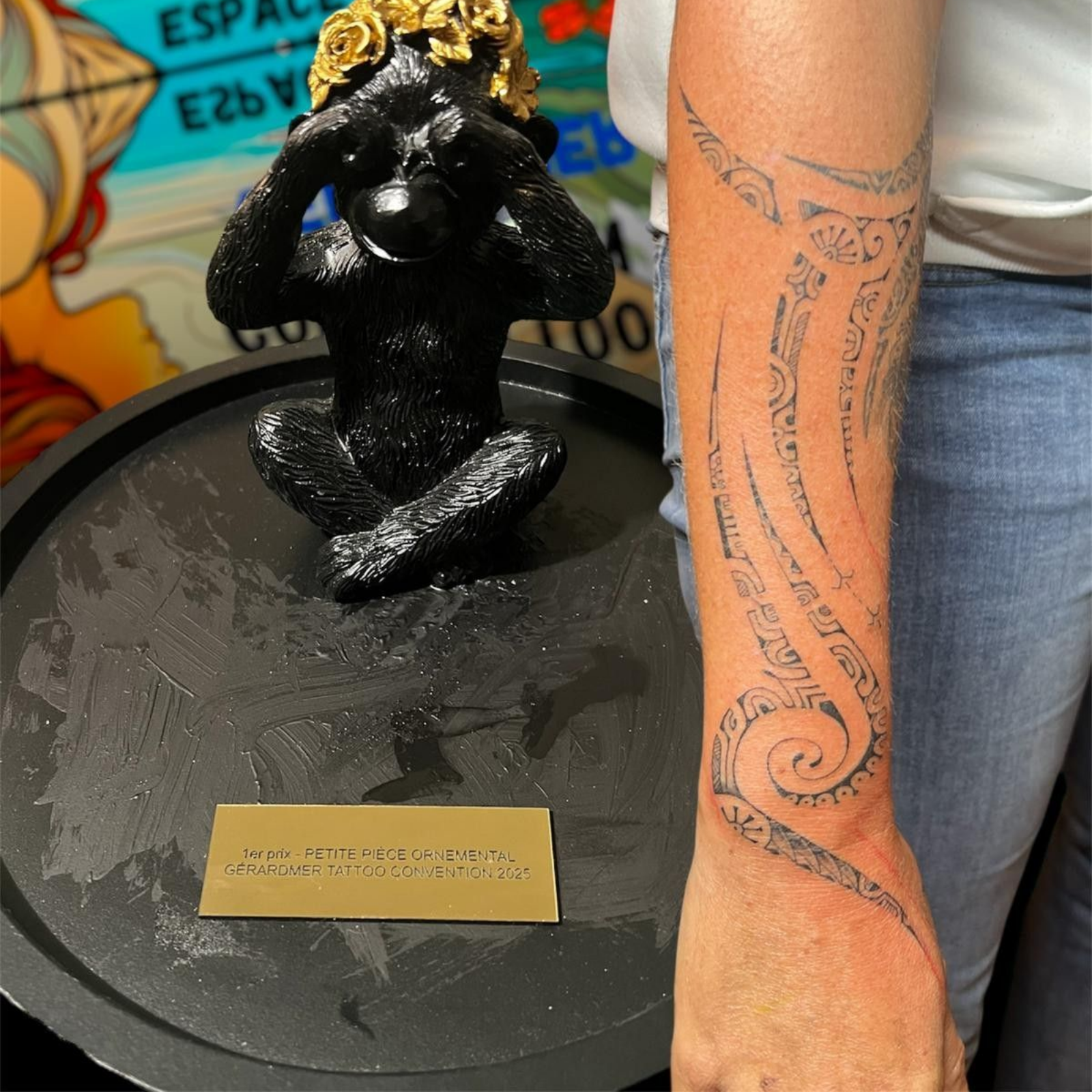 Appareil photo vintage argenté sur touches de piano avec texte