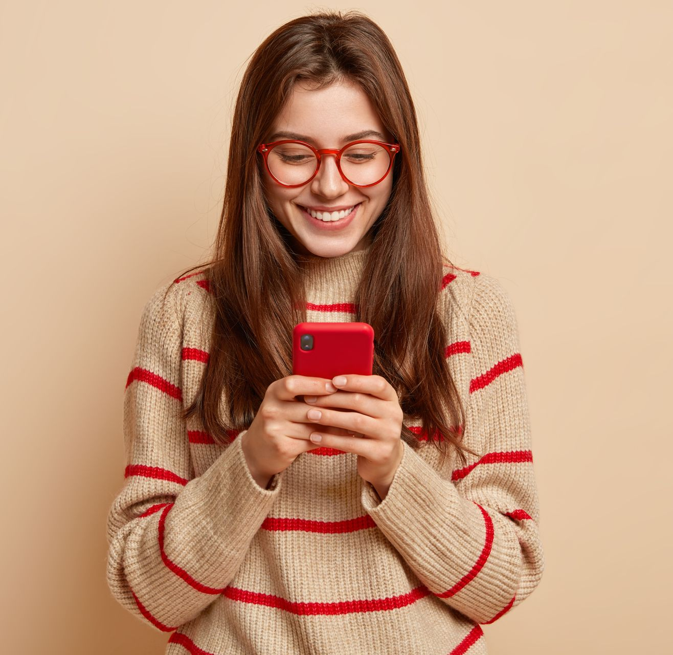 Appareil photo vintage argenté sur touches de piano avec texte 