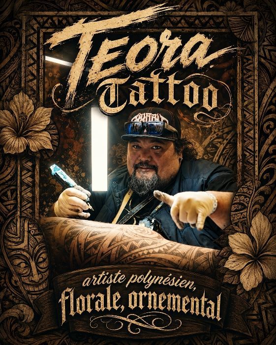 Bras tatoué dans un style polynésien traditionnel, avec des motifs géométriques noirs complexes sur l'épaule et l'avant-bras.