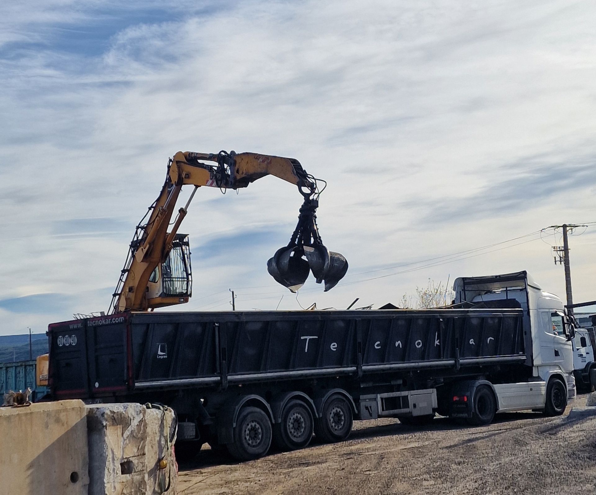Collecte de métaux avec une grue