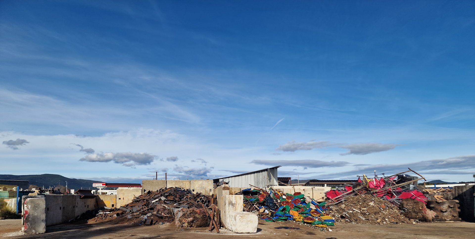 Vue panoramique des box de récupération de ferraille