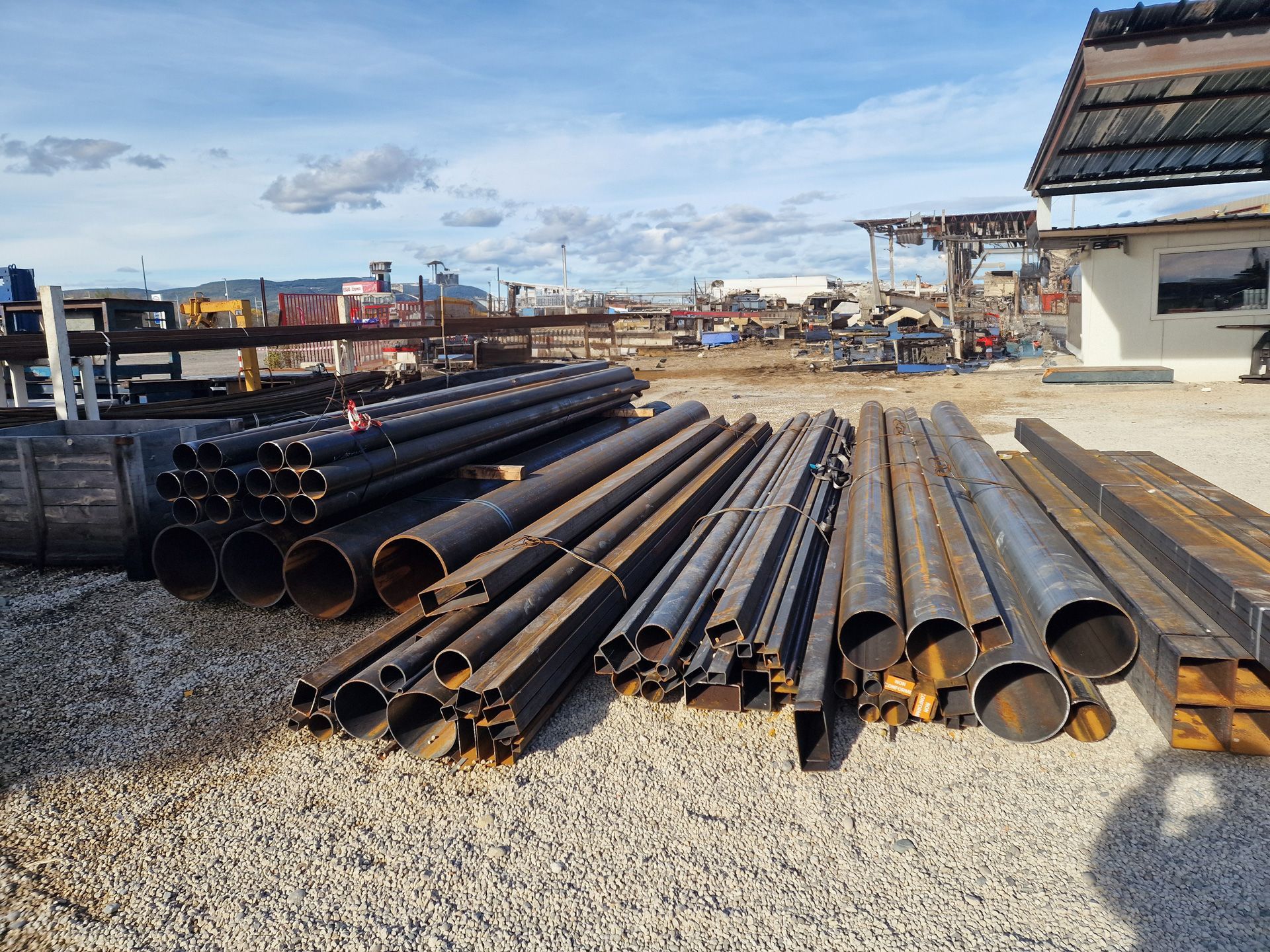 Barres et tubes de métal de diverses tailles