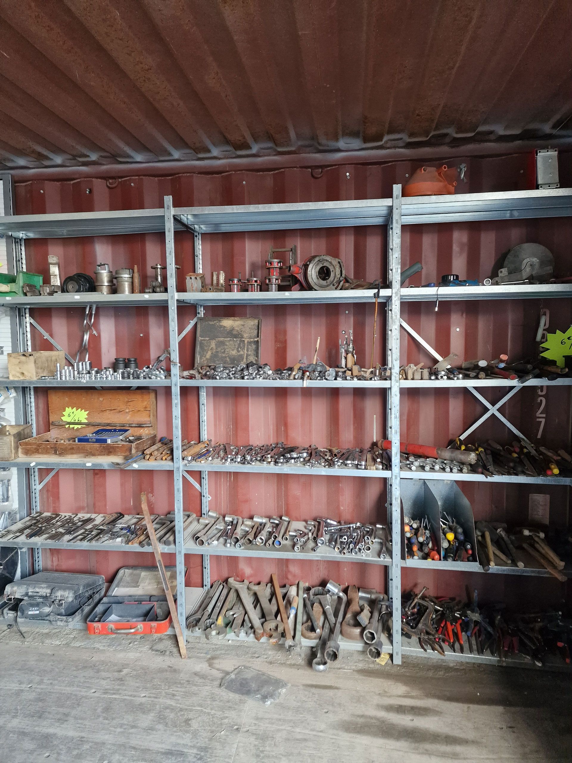 Étagères de pièces en métale