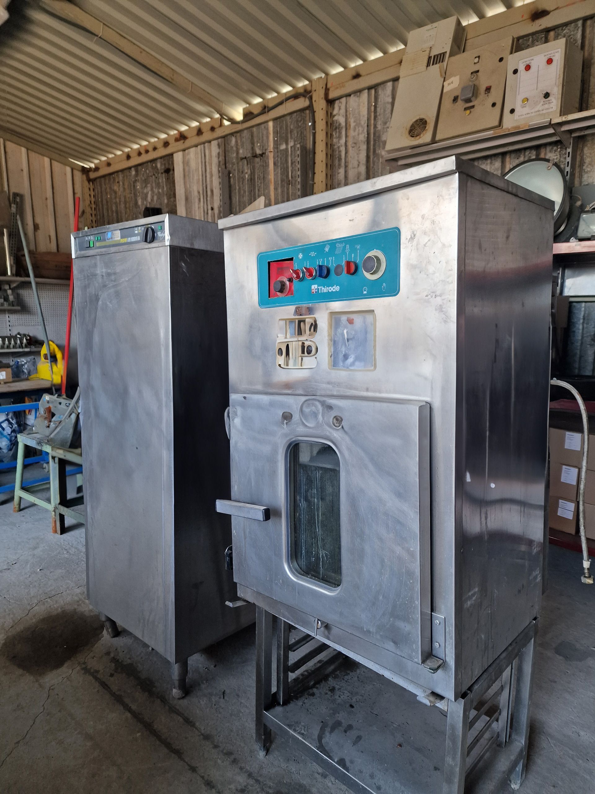 Des réfrigérateurs métalliques en déstockage