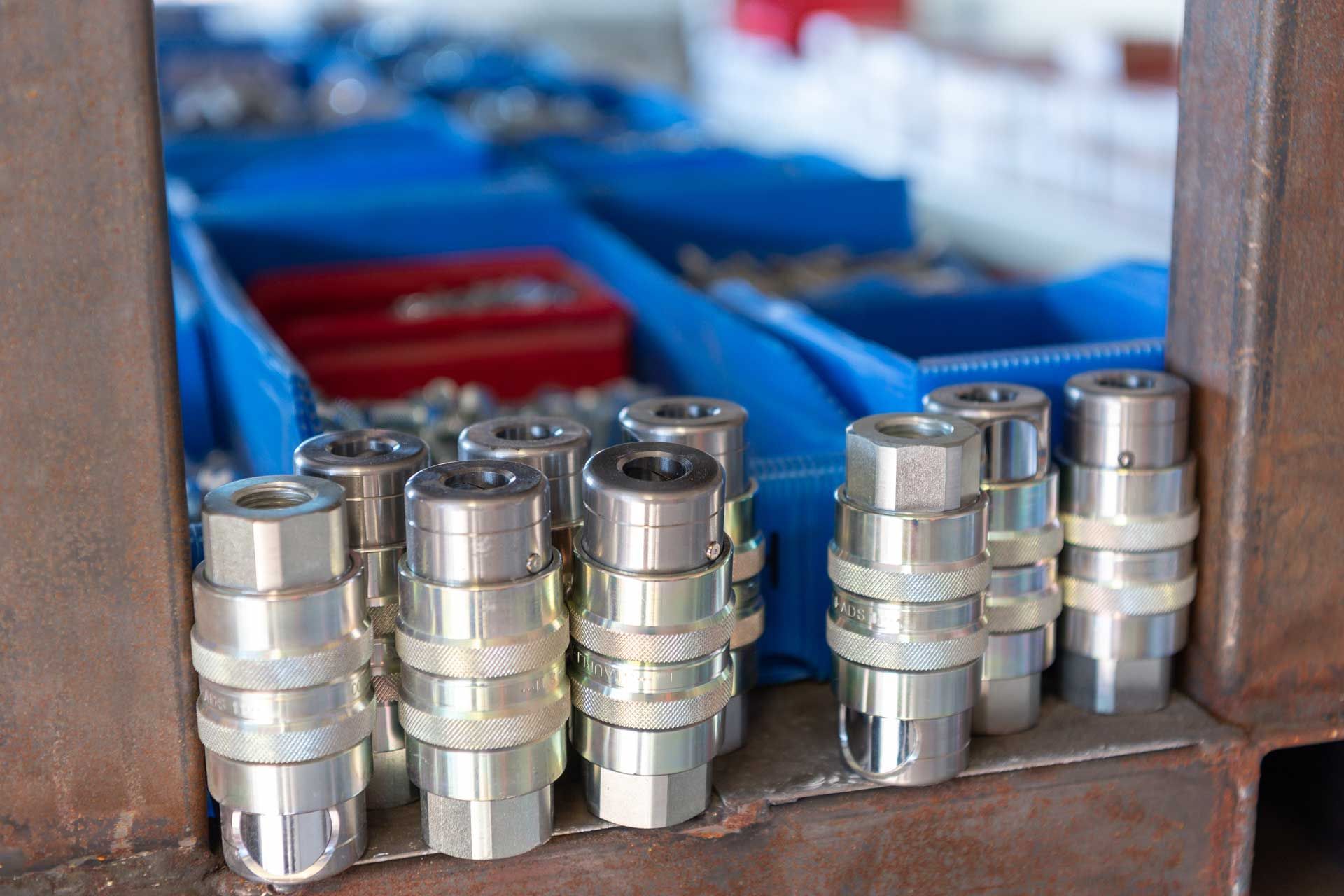 Coupleurs hydrauliques en parfait état proposés en déstockage