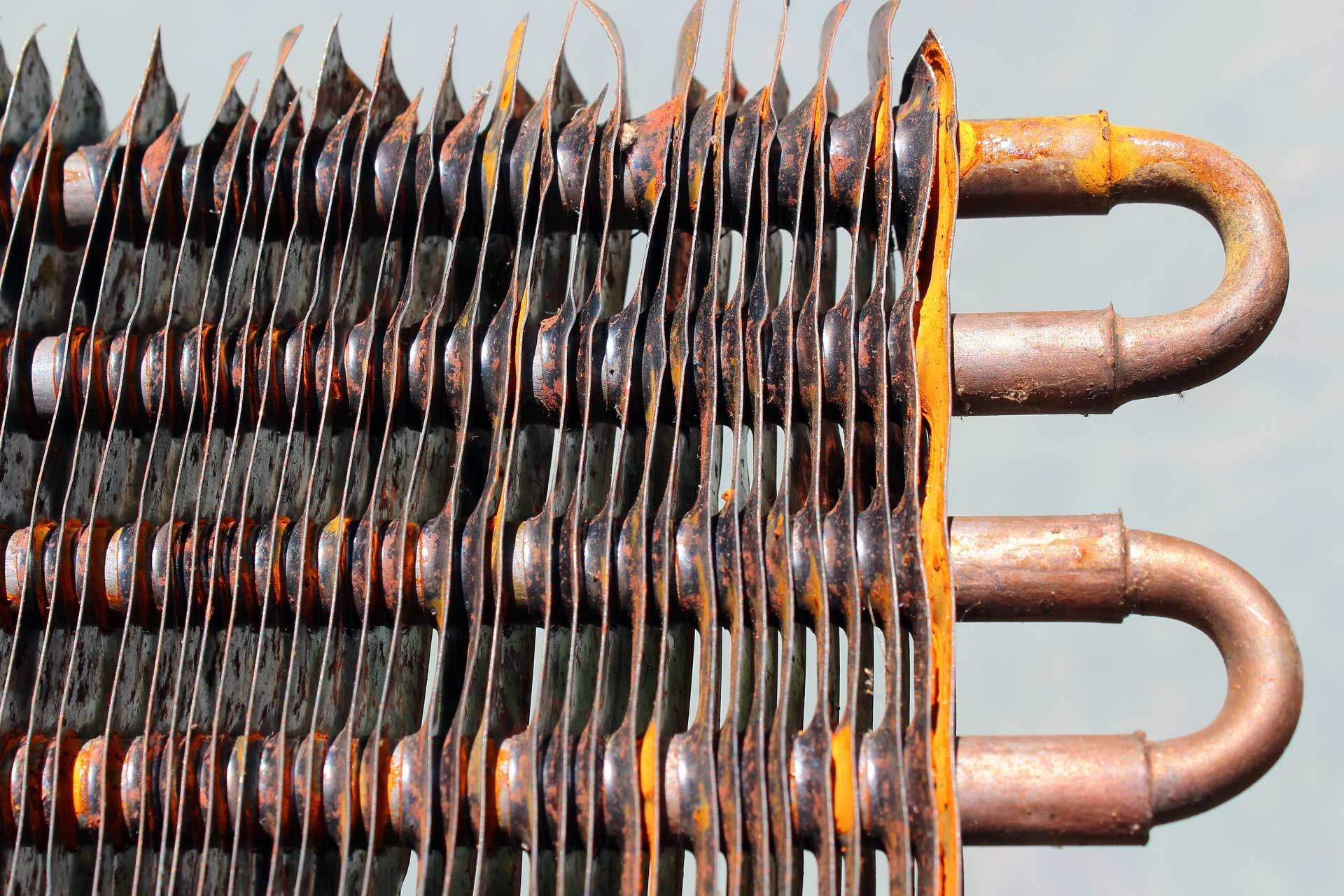 Détail des tuyaux de radiateur en cuivre