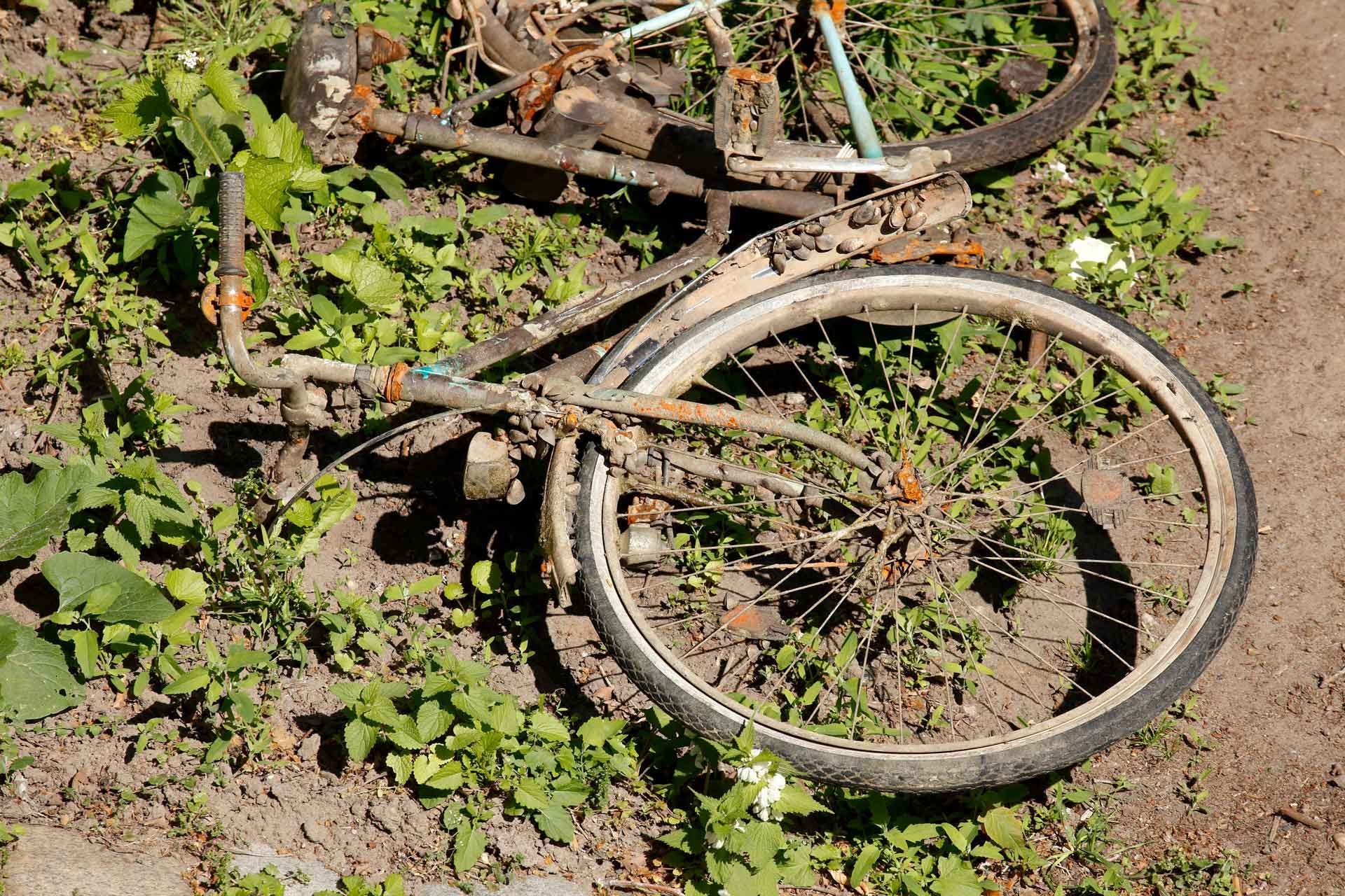 Une épave de vélo au sol