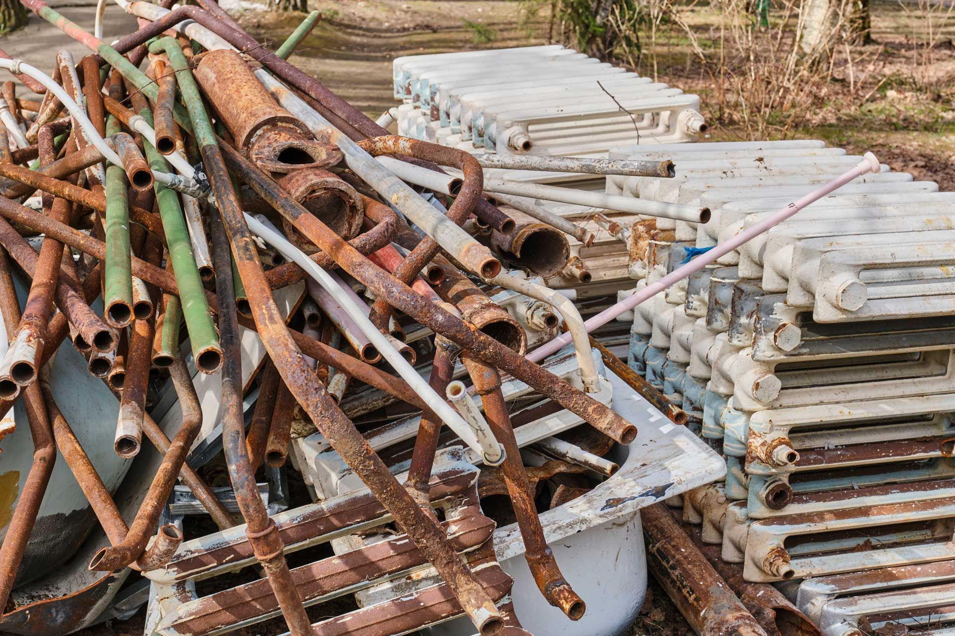 Pile de radiateurs en fonte et tuyaux