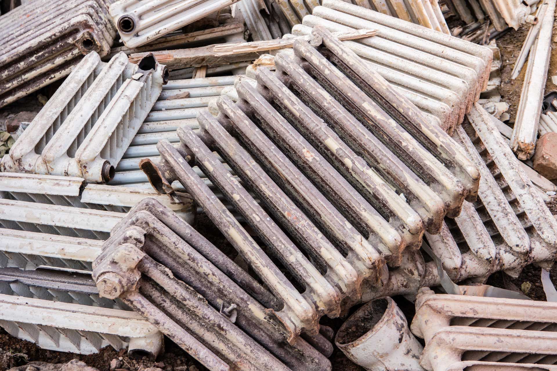 Un tas de vieux radiateurs en fonte