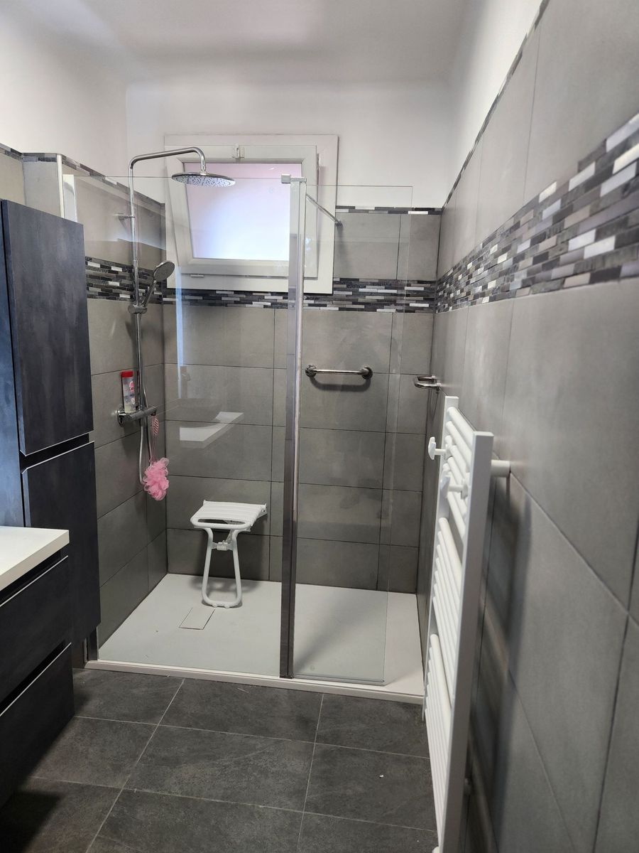 Salle de bains moderne dans les tons foncés.