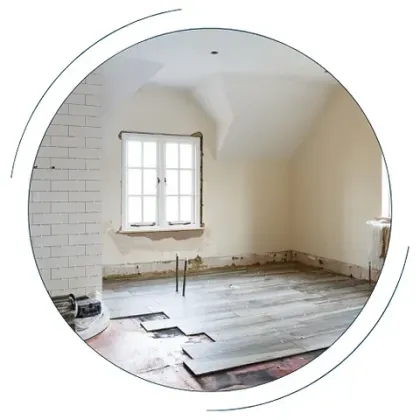 Una habitación vacía con suelo de madera y una ventana.
