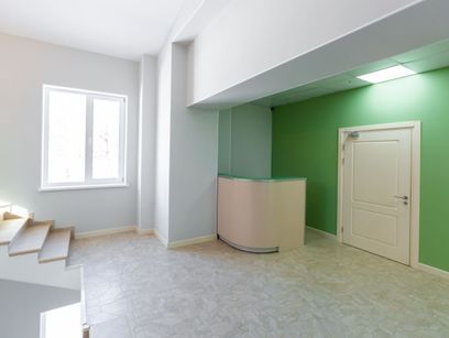 Hay un mostrador de recepción en el medio de la habitación.