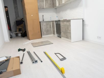 Una cocina en construcción con herramientas en el suelo.