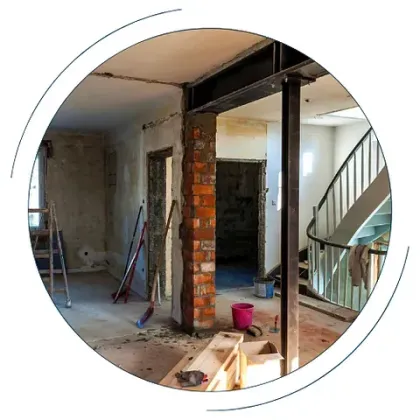 Una habitación en construcción con una pared de ladrillos y una escalera.