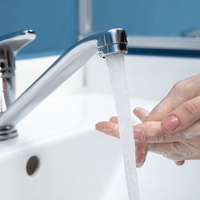 Un baño con dos lavabos y cajones abiertos.