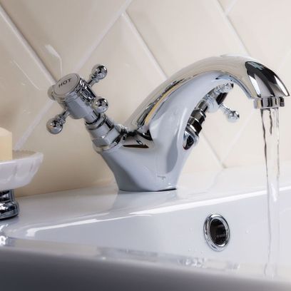 Un lavabo de baño con un grifo que dice 