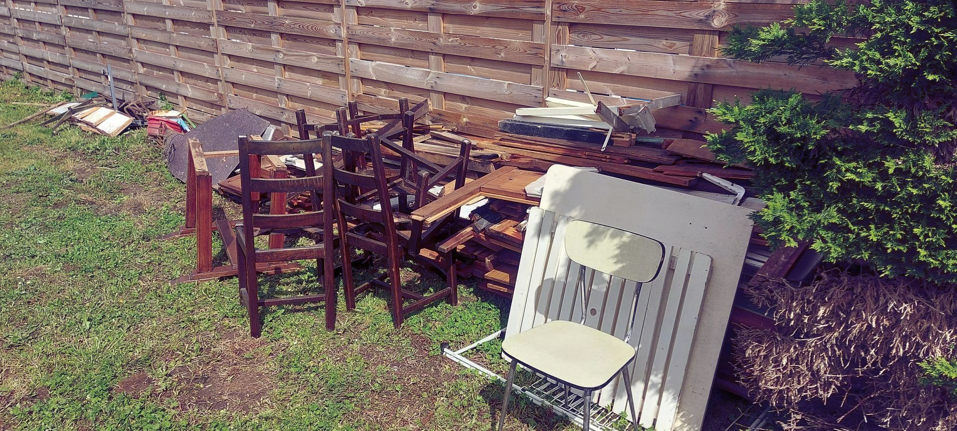 Chaises et planches empilées