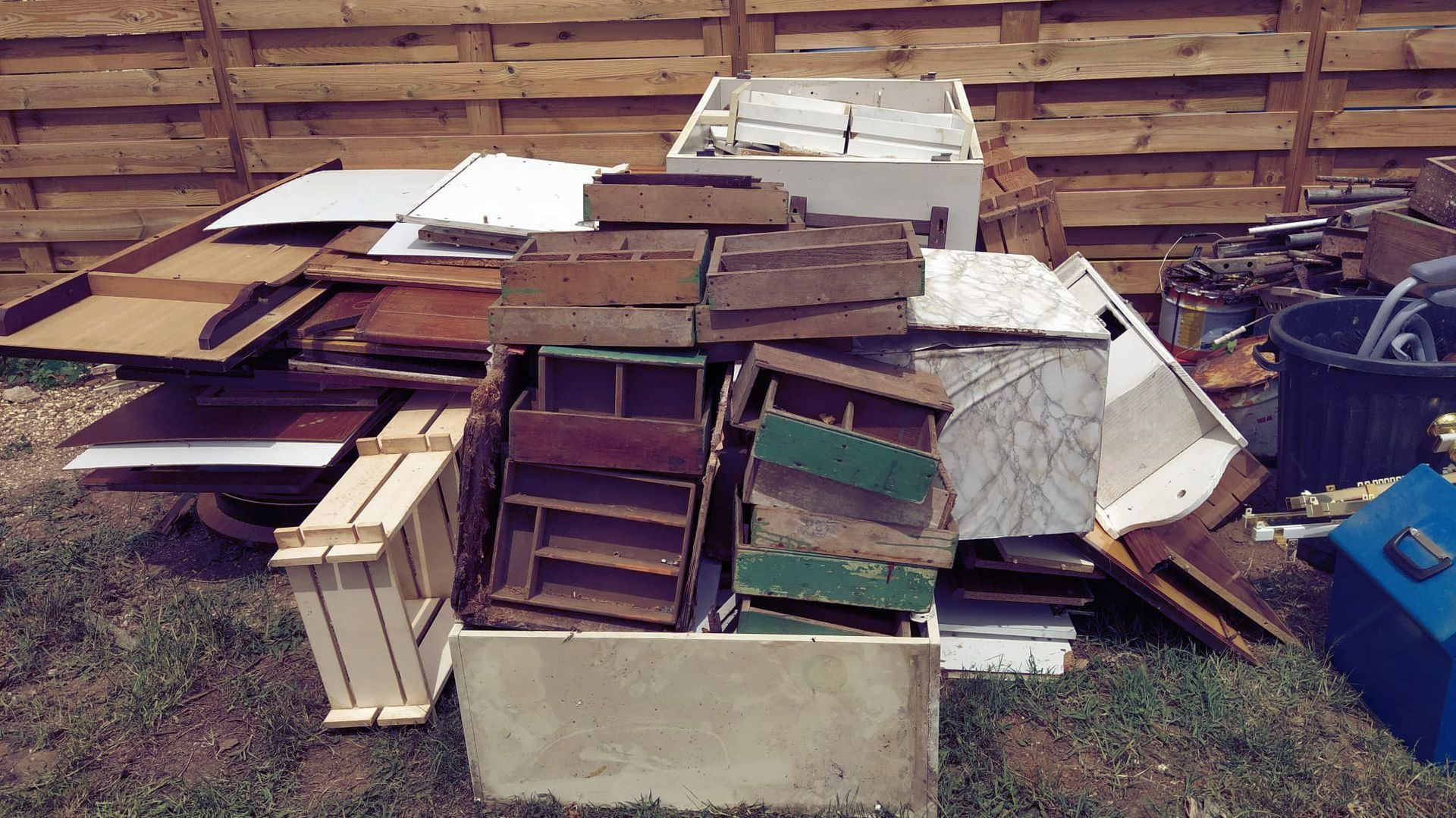 Objets en bois empilés