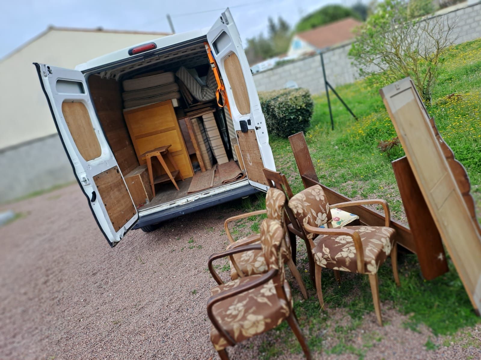 Camionnette de débarras ouverte et chaises anciennes