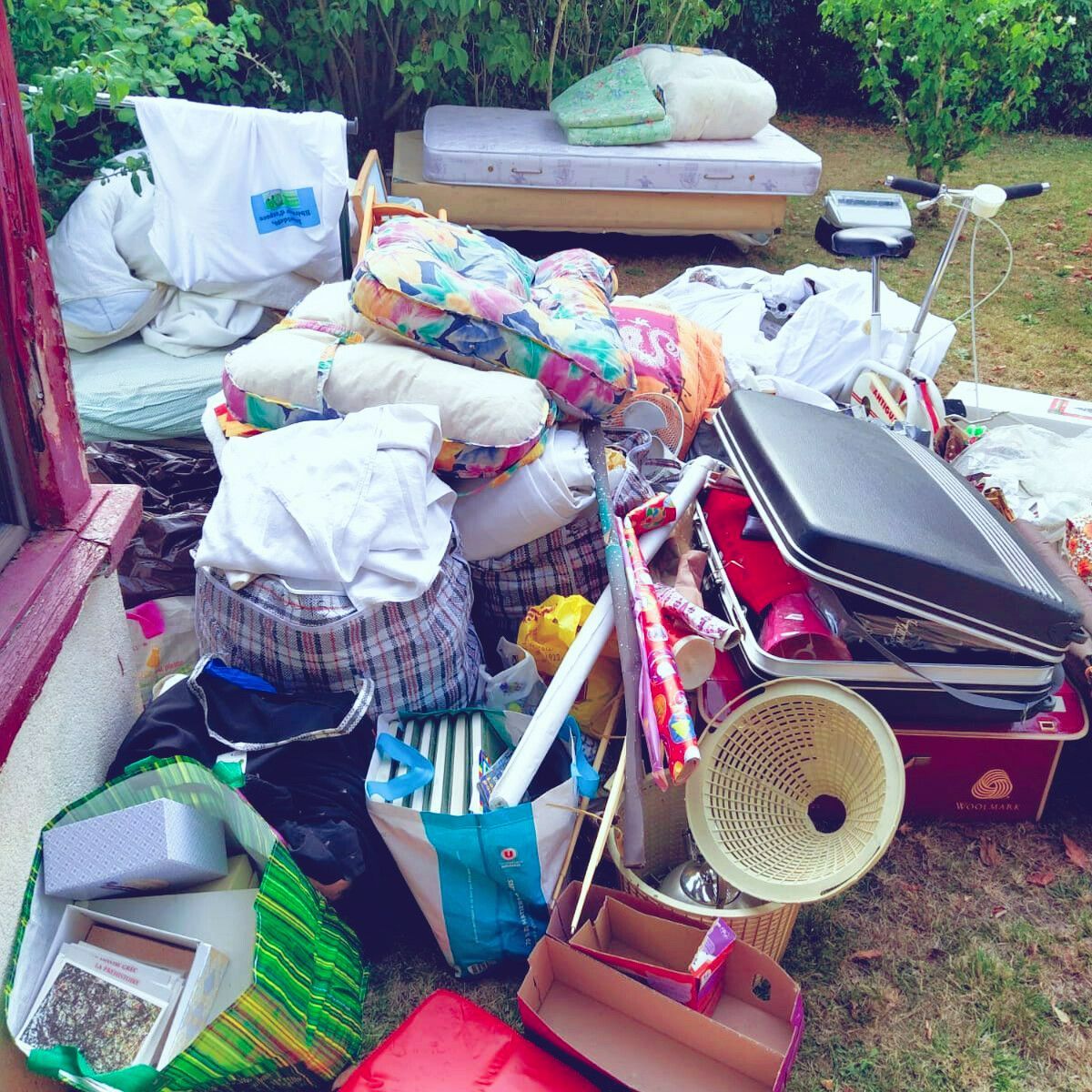 Objets divers entassés dans un jardin