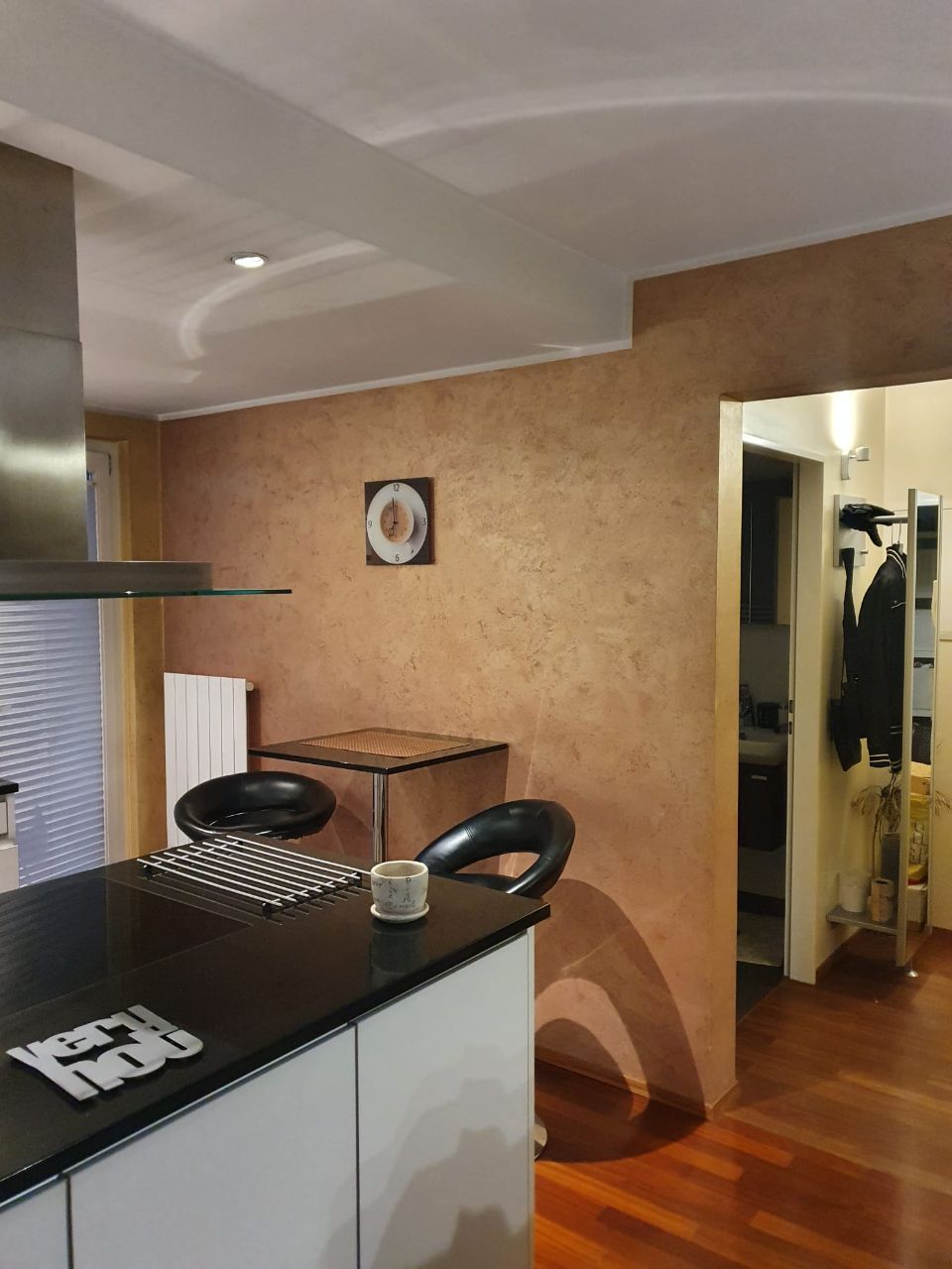 Küche mit brauner Akzentwand