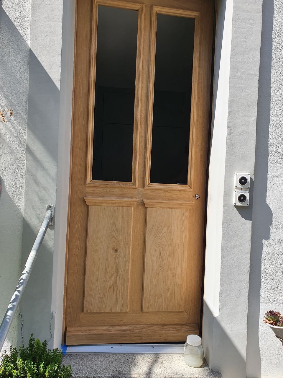 Tür aus Holz mit Glaseinlassung