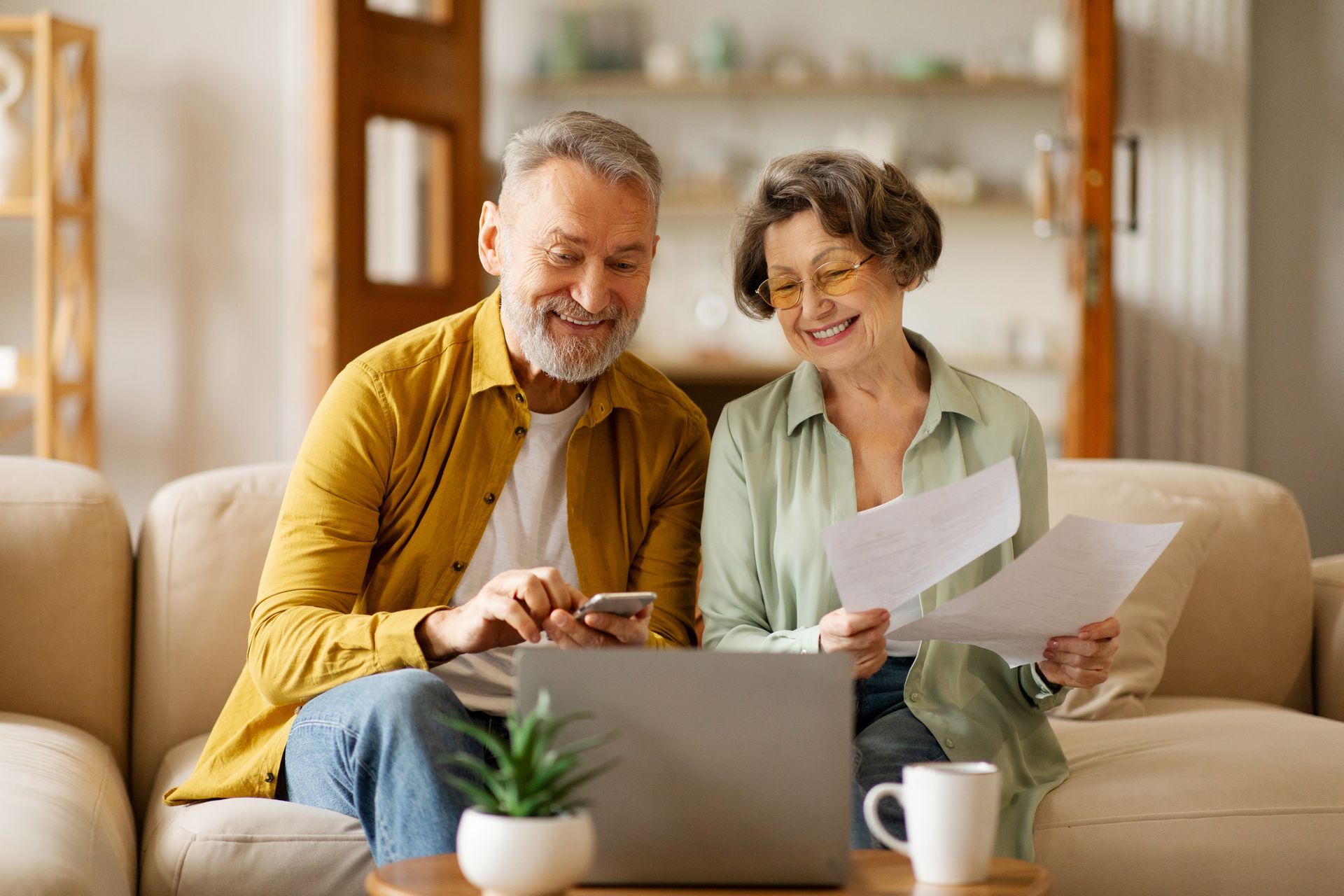Un couple heureux de faire des économies sur ses factures d'énergie