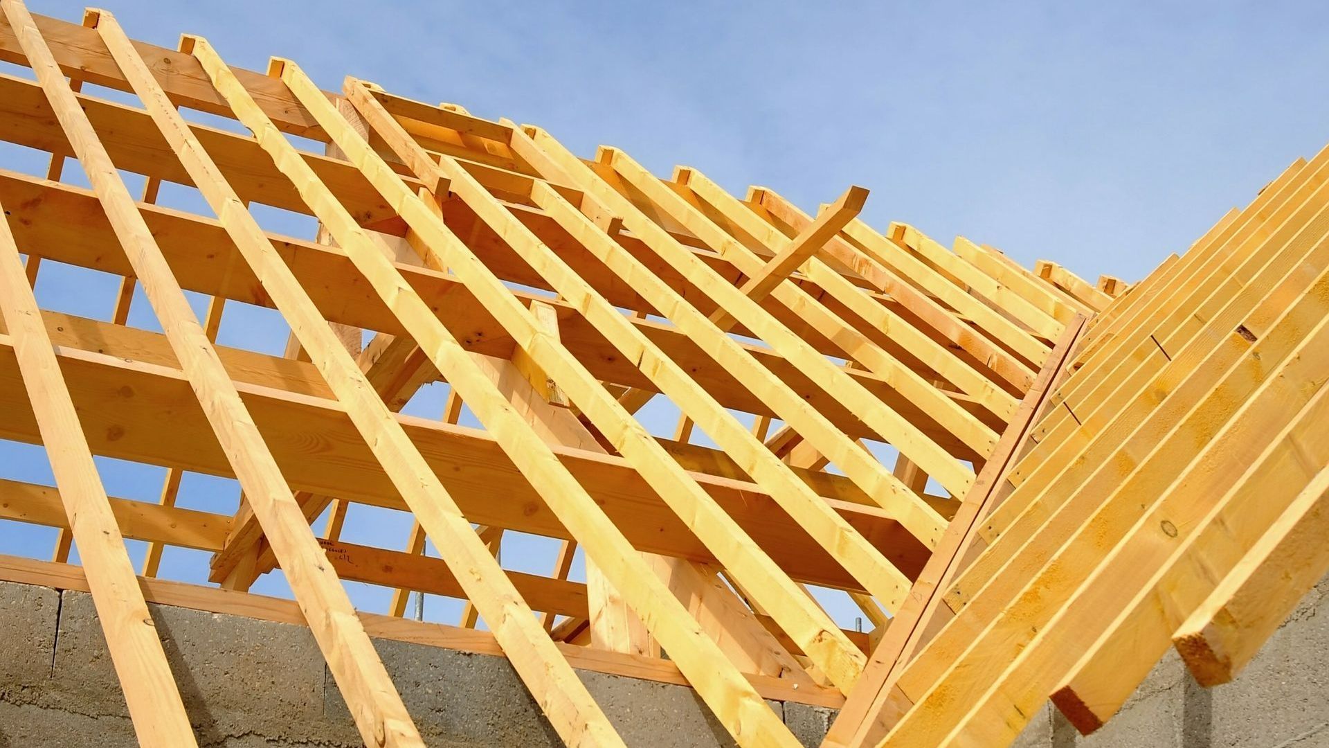 Des bois de charpente assemblés pour la construction du toit d'une maison