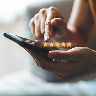 Une personne laissant un avis client depuis son smartphone