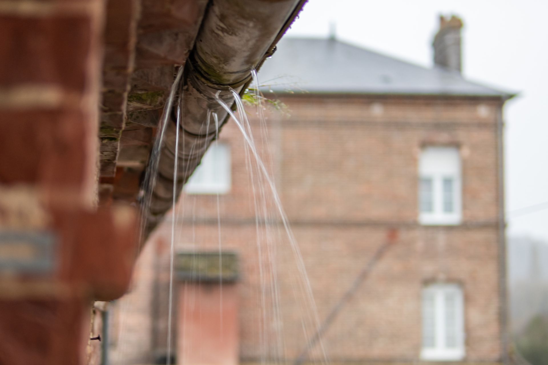 Une gouttière percée qui laisse passer la pluie