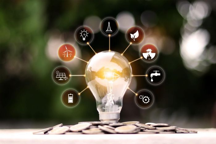 Bombilla brillante con iconos conectados, que simbolizan ideas, innovación y tecnología.