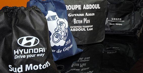 Pochettes noires et bleu marine