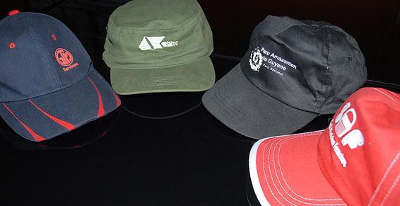 Plusieurs casquettes de plusieurs couleurs