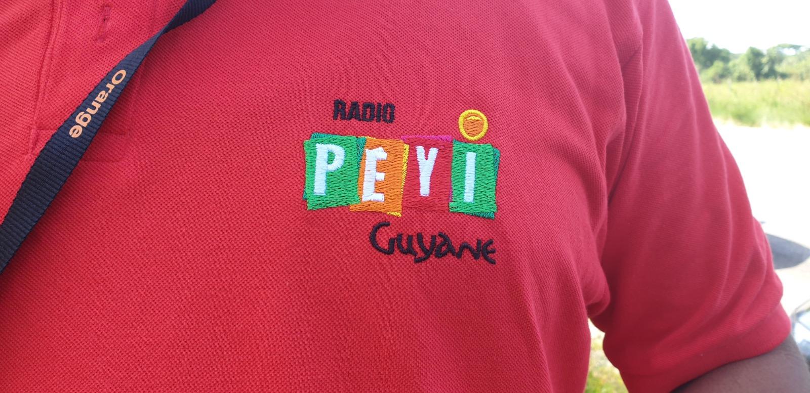 T-shirt rouge avec écriture dessus