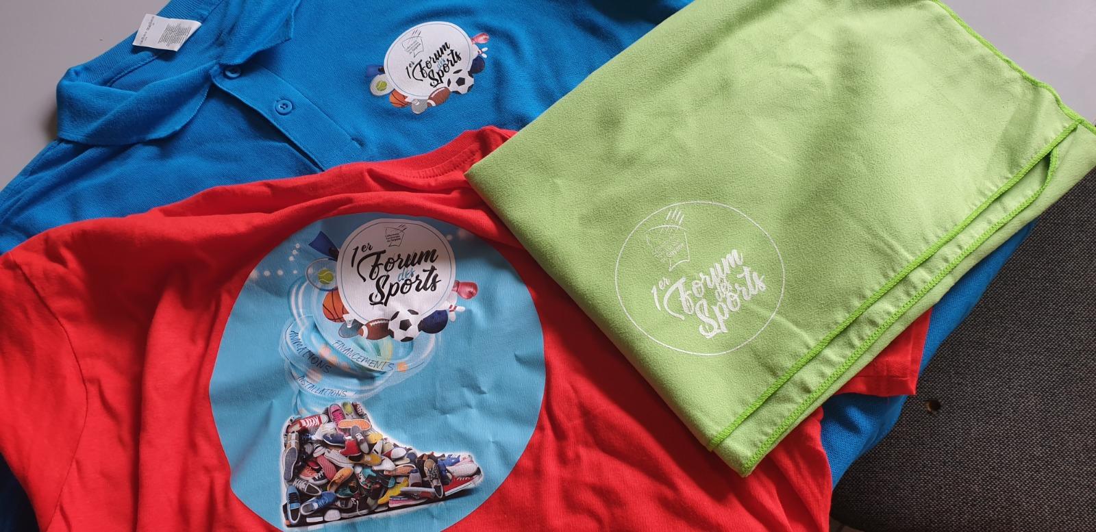 Personnalisation sur vêtements d'enfants rouge vert et bleu