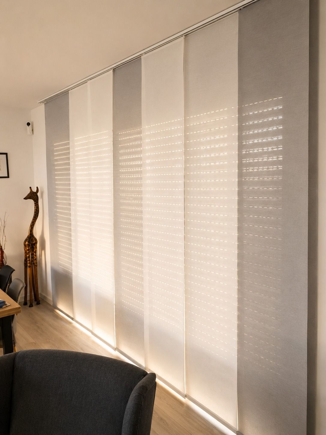 La luz del sol que entra por las puertas shoji proyecta cálidas sombras sobre el suelo de una habitación tatami.