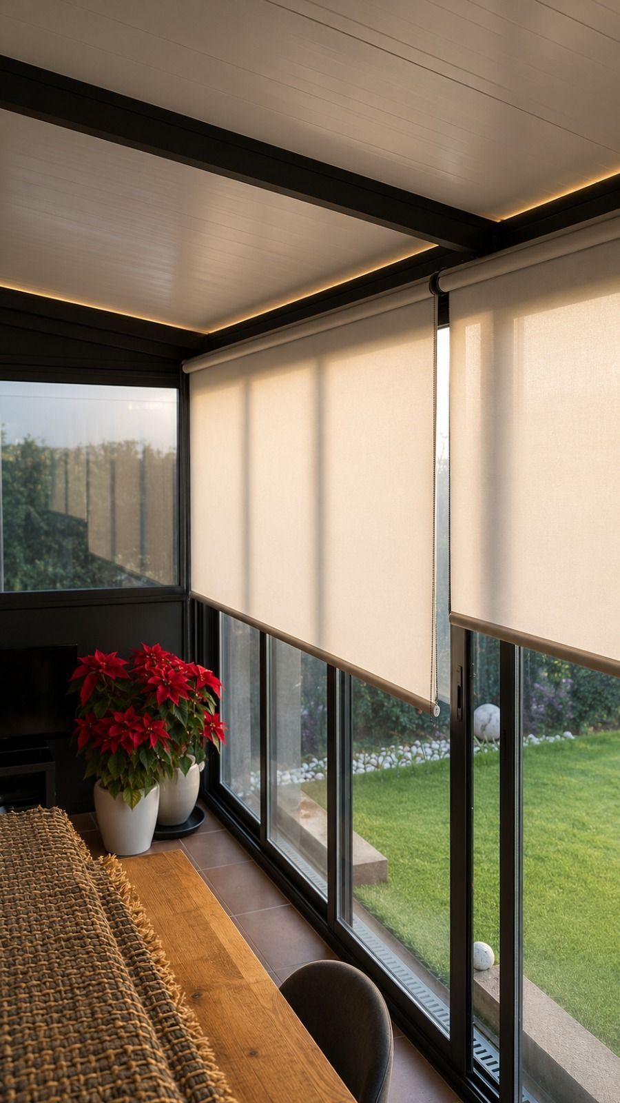 Habitación moderna con grandes persianas blancas y luz solar que proyecta sombras en el suelo.