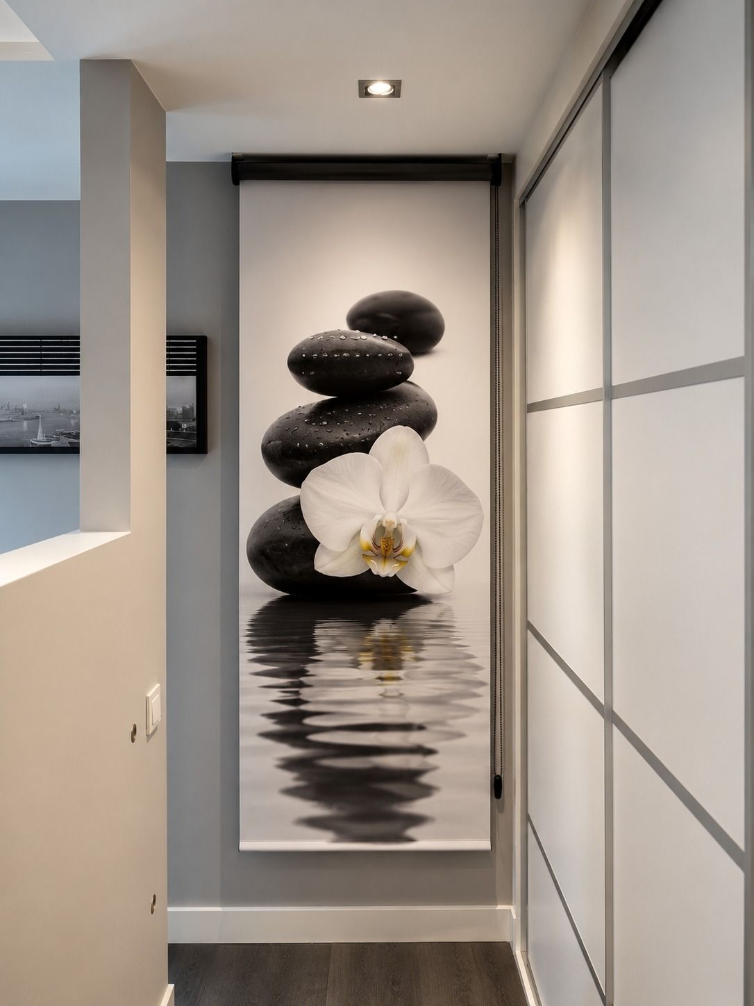 Habitación moderna de color blanco con luces empotradas, televisor montado en la pared y un gran cuadro con un paisaje