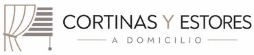 Logotipo de &ldquo;Cortinas y Estores a Domicilio&rdquo; con un icono estilizado de ventana y cortina en gris y beige.