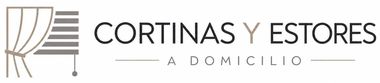 Logotipo de &ldquo;Cortinas y Estores a Domicilio&rdquo; con un icono estilizado de ventana y cortina en gris y beige.