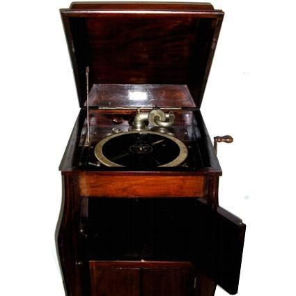 Un viejo tocadiscos con la puerta abierta