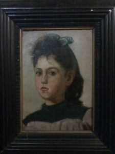 Una pintura de una niña con un lazo azul en el pelo.