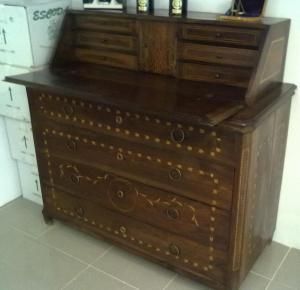 Una cómoda de madera con un escritorio encima.