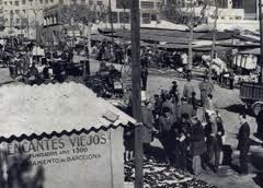 Una fotografía en blanco y negro de una multitud de personas en un mercado.